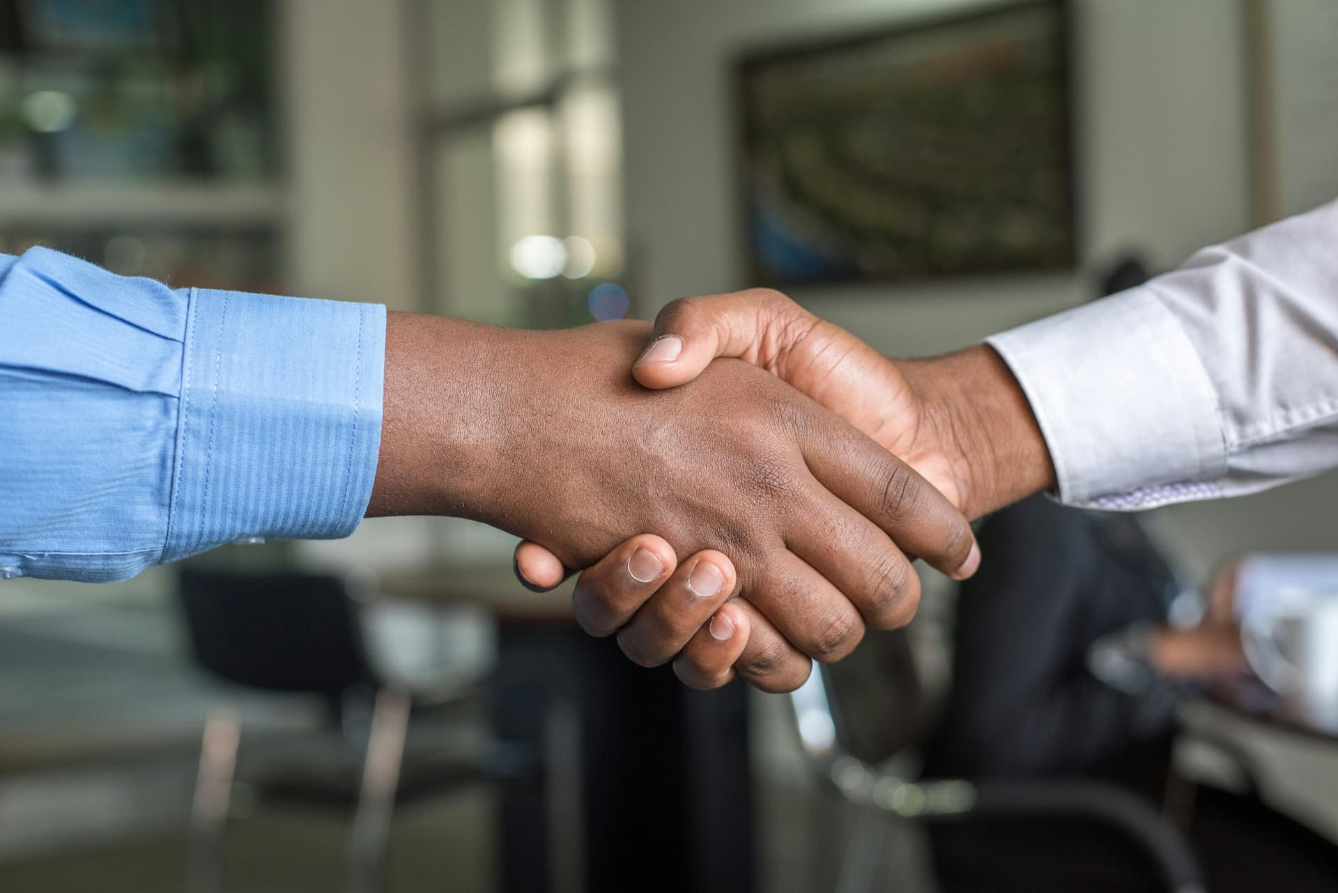 Serrage de main en toute confiance entre deux hommes